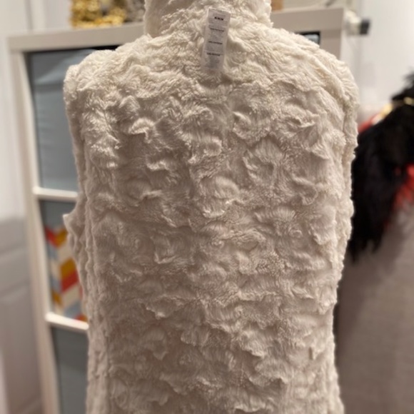 Reversible Faux Fur Vest - Picture 3 of 3